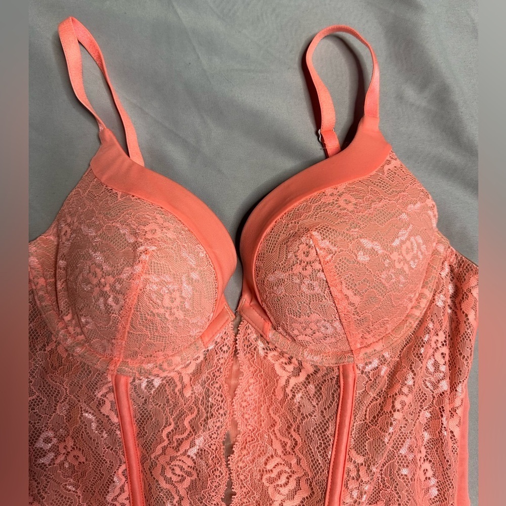 Chic Lace Bustier in Coral - Picture 3 of 10